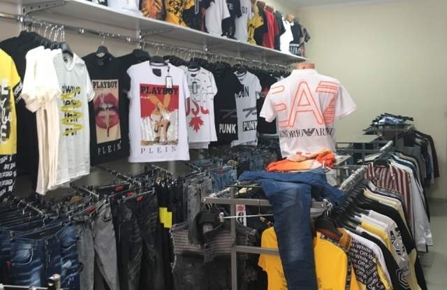 Икономическа полиция конфискува „маркови“ дрехи от магазин във Врачанско