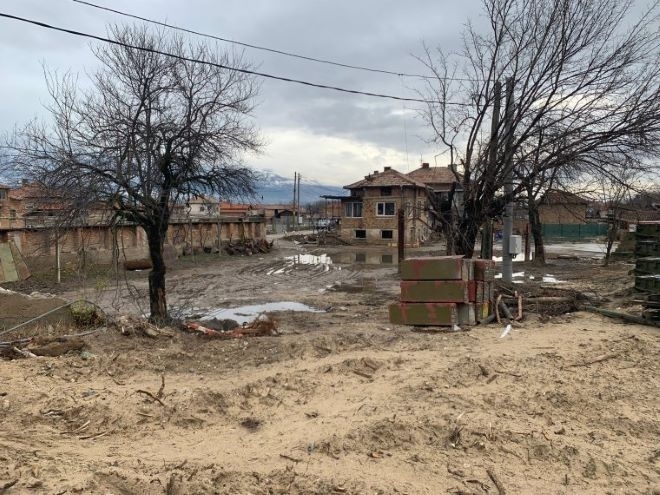 Продължава почистването на речните корита в селата Каравелово и Богдан в