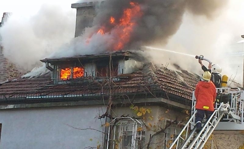 Пожар изпепели половината имот и 70 кокошки на мъж от