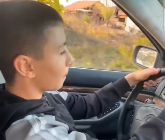 13 годишно момче от врачанско подкара кола и качи клипа в