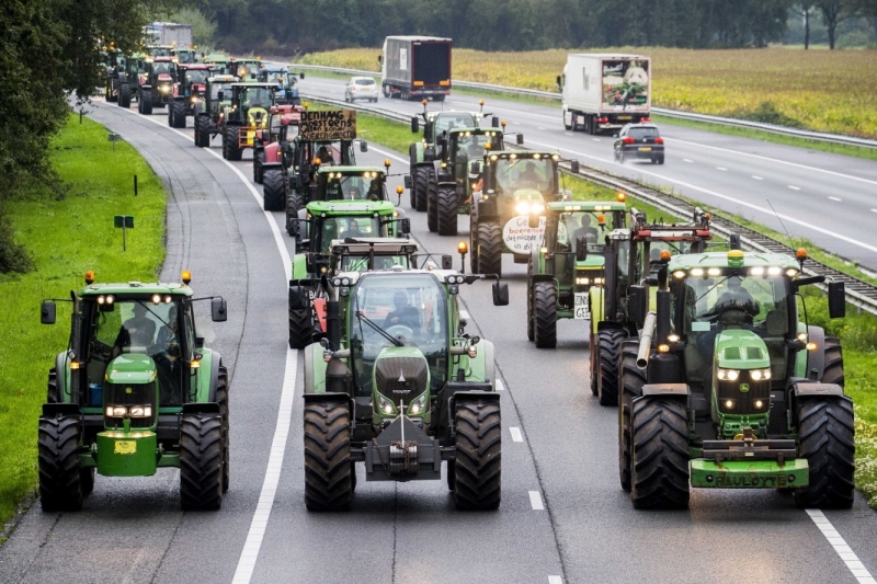 Трактори са станали причина за огромни задръствания по много холандски