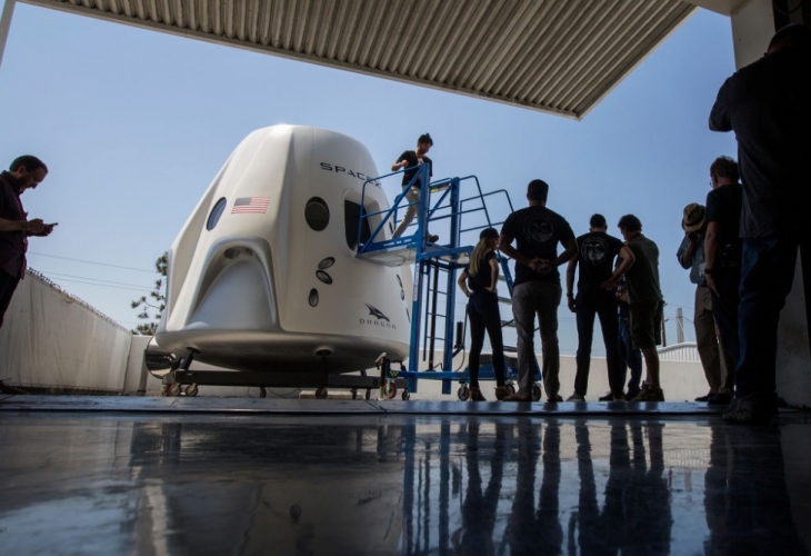 „Спейс Екс“ възнамерява догодина да изпрати космически турист да обиколка