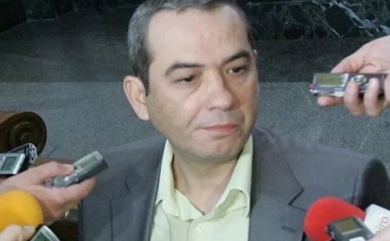 Бившият следовател Петьо Петров Петьо Еврото е издирван за принуда и