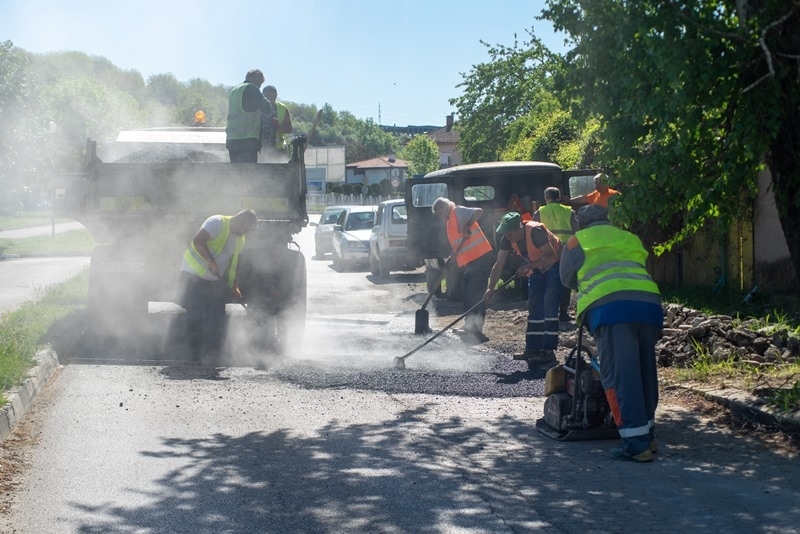 Служители на Общинско предприятие „Чистота“ започнаха аварийно изкърпване с плътна