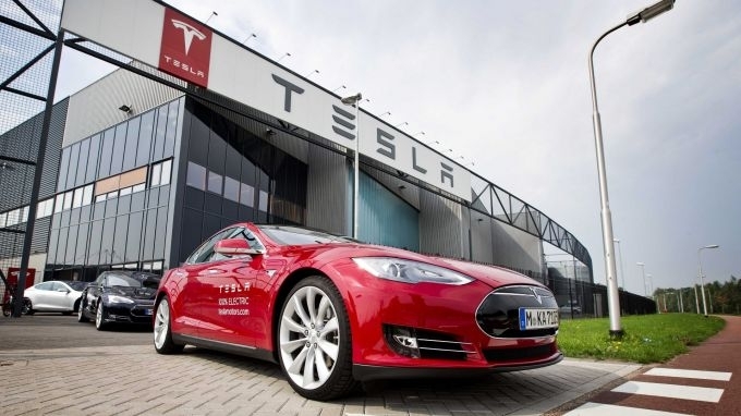 "Tesla" доброволно ще изтегли от пазара всички електромобили Model S