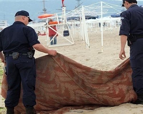 Тяло на мъж с неустановена самоличност е отрито на плаж