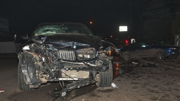 Двама младежи са пострадали след като катастрофирали с BMW то в