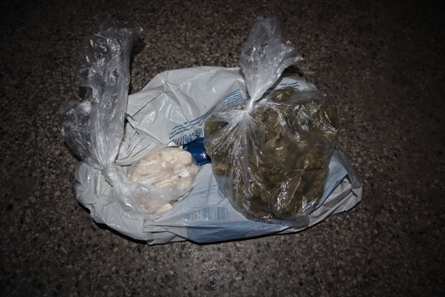 108 грама сух канабис и 104 грама амфетамин са иззели