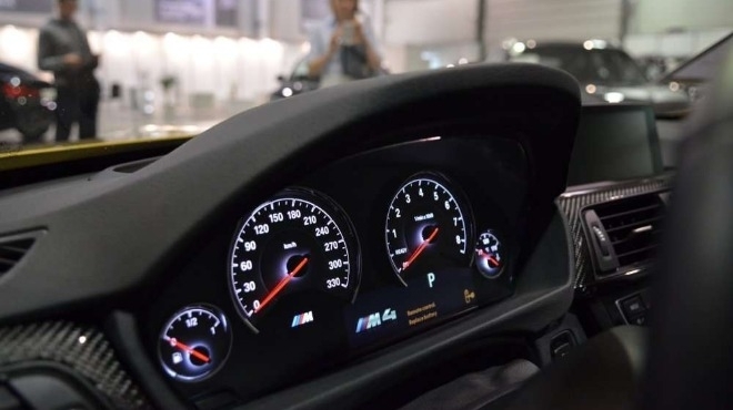 Автомобил който се движи с бясна скорост в платното за