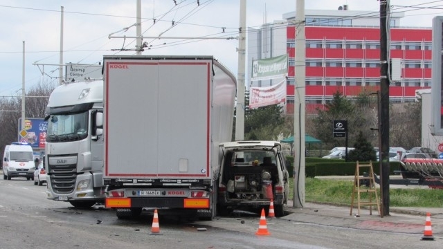 Тир удари два автомобила на възлово кръстовище в Русе пише