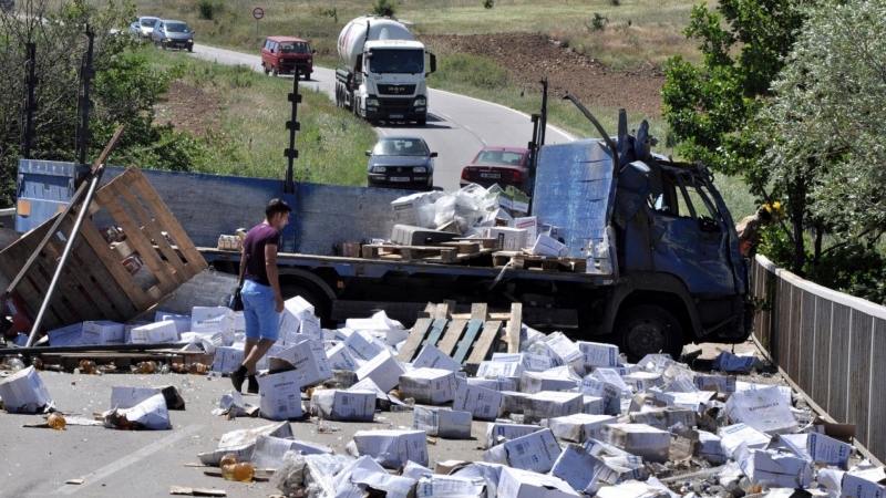 Камион с бутилиран алкохол катастрофира на пътя Минерални бани