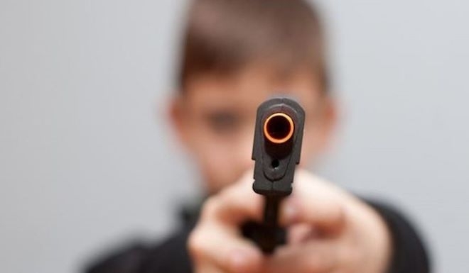 6 годишен ученик стреля по учител в класна стая в училището
