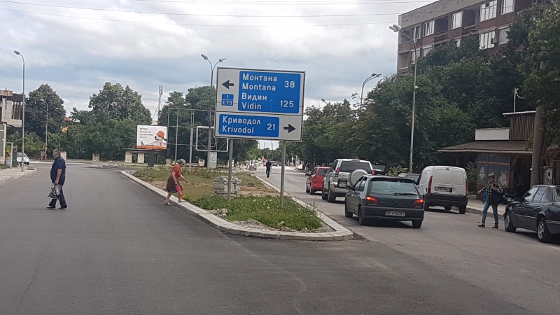 Неправилно поставена указателна табела праща шофьорите в насрещното движение на