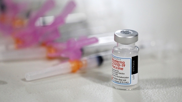 Moderna разработва еднодозова ваксина която комбинира бустерна доза срещу новия