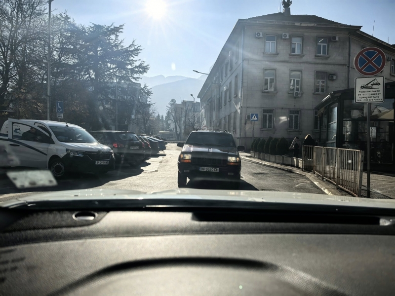 Куриоз! Шофьор спря колата си по средата на улица във Враца /снимки/