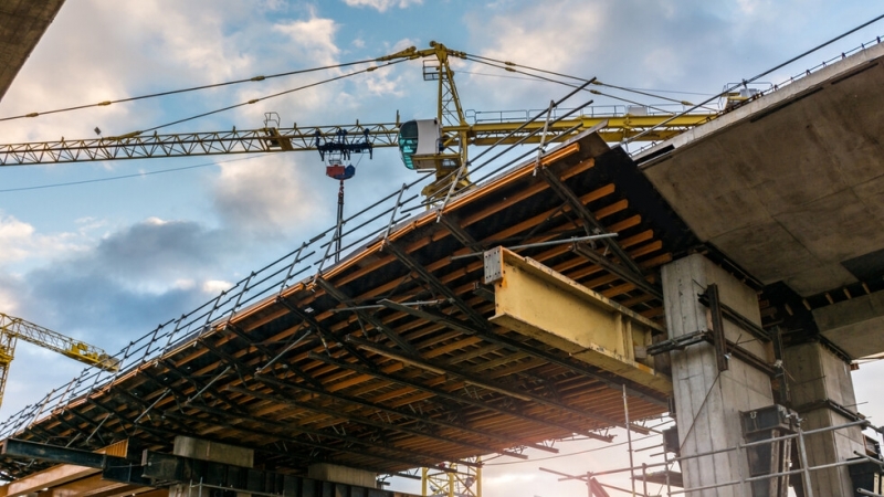 Двама души загинаха след като строителен кран се срути върху