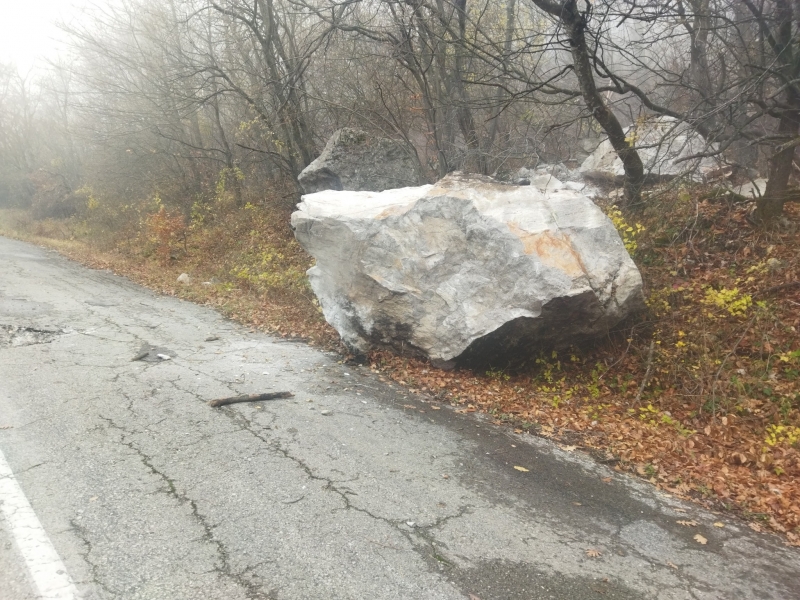 Новина в развитие: 50-тонна скала е паднала от 50 метра височина на пътя за Околчица
