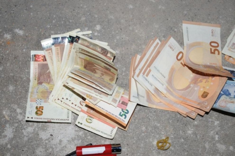 Разбиха организирана престъпна група за разпространение на наркотични вещества и