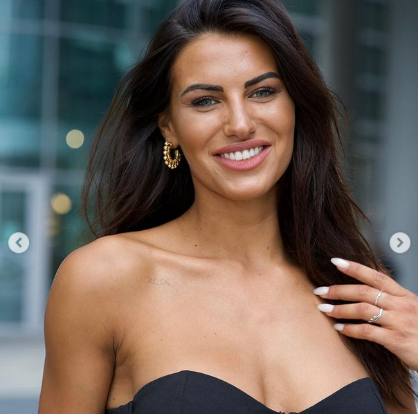 Мис Италия 2019 Каролина Страмаре отново прикова вниманието към