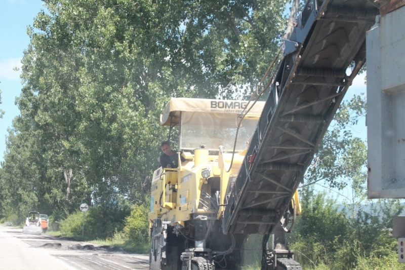 Продължават ремонтните дейности на обходния път през Рашково научи агенция
