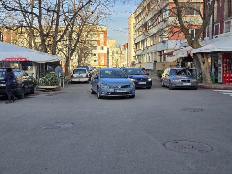 Пореден шофьор вбеси врачани с наглото си паркиране научи агенция