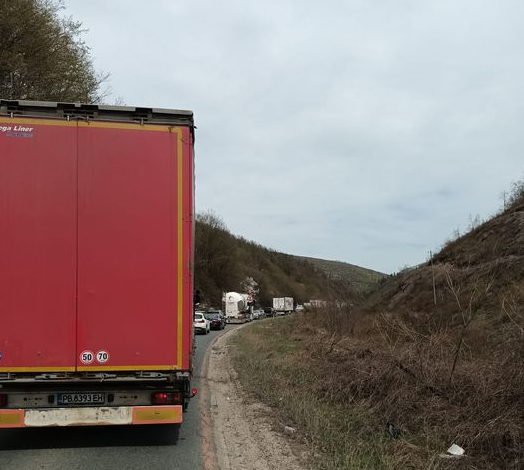 Движението и в двете посока по международния път Е 79 между