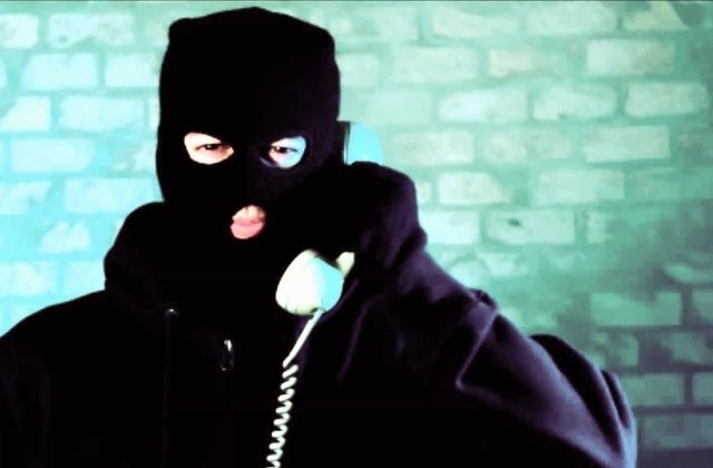 Трима участници в схема за телефонни измами са задържани при