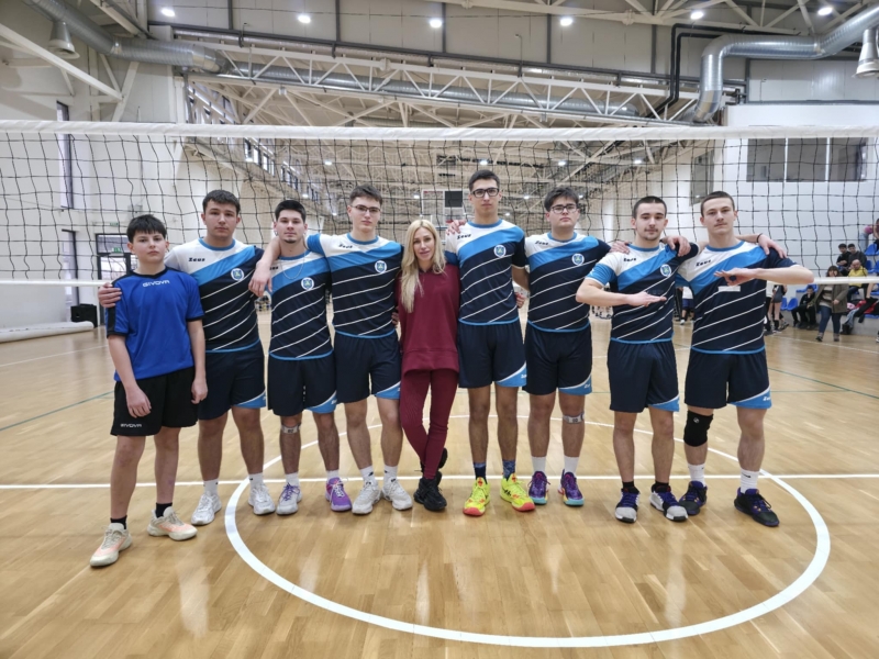 Отборът по волейбол юноши VIII X клас на ППМГ Враца