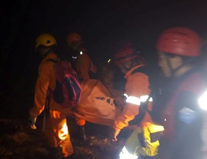 Индонезийската служба за справяне с бедствия съобщи днес че спасители