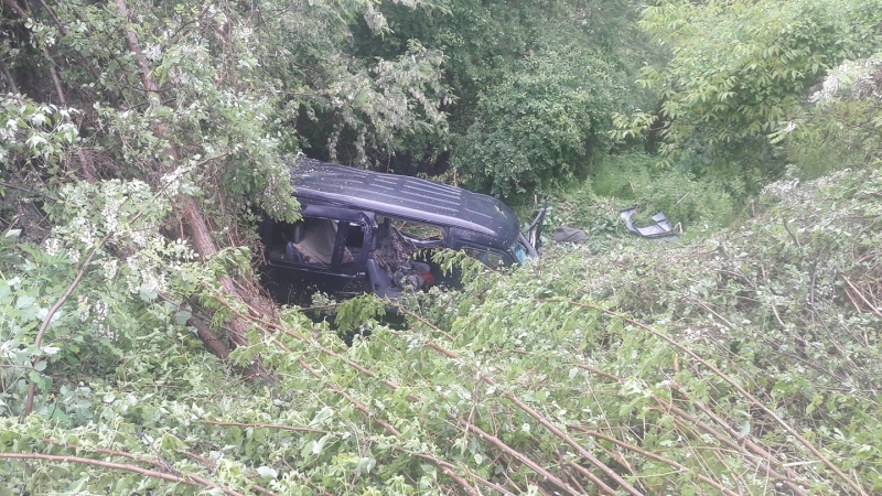 Микробус изхвърча от пътя край Арчар, линейки карат много ранени /снимка/