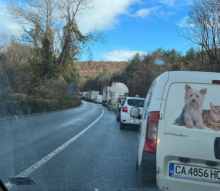 Тежка катастрофа затвори международния път Е 79 край Мездра научи агенция