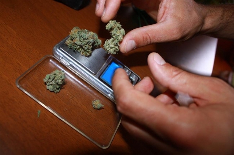 16 годишен хлапак и млад мъж са заловени с наркотици в