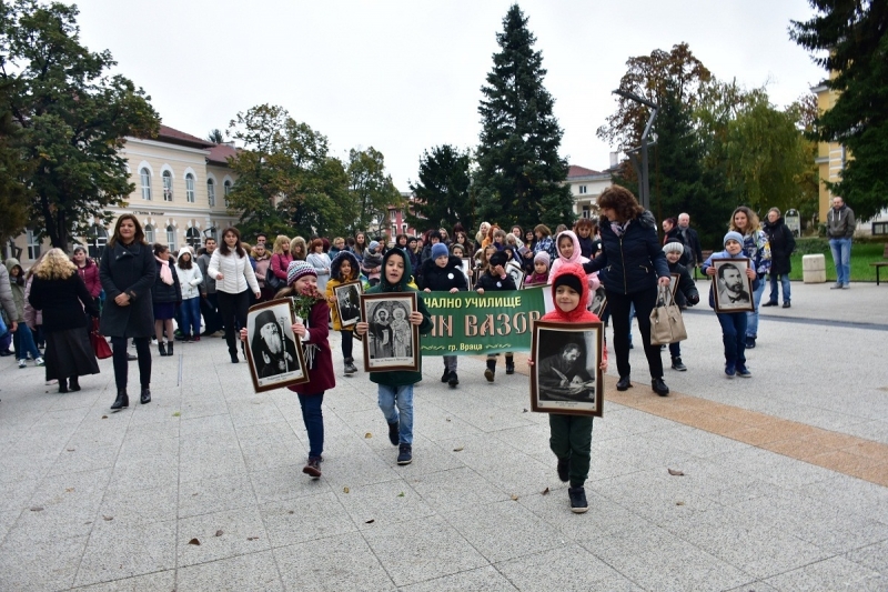 С поднасяне на цветя пред паметниците и барелефите на патроните