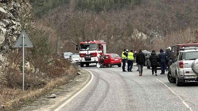 Един човек е загинал а петима са ранени при катастрофата на пътя