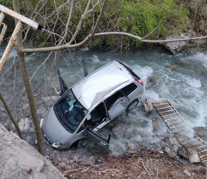 Лек автомобил Форд е скочил в река Лева край Враца