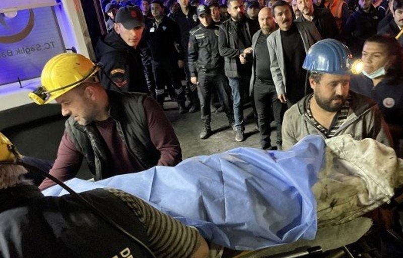 Спасители продължават да работят във въглищната мина в Северна Турция