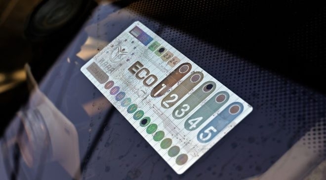 Тричленен състав на Върховния административен съд отмени екостикерите за колите