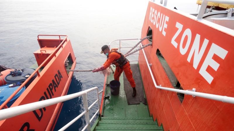 Екип от индонезийски водолази със специализирана техника успя да извади черната кутия