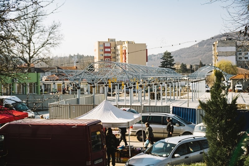 Напредва изпълнението на строително монтажните работи по проект Изграждане на покрит