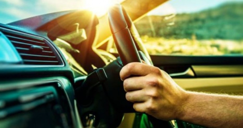 Двама шофьори които потеглили с паркираните на слънце автомобили стигнаха