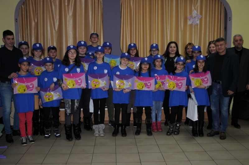 Доброволци от Детско полицейско управление към ОУ Васил Левски Враца