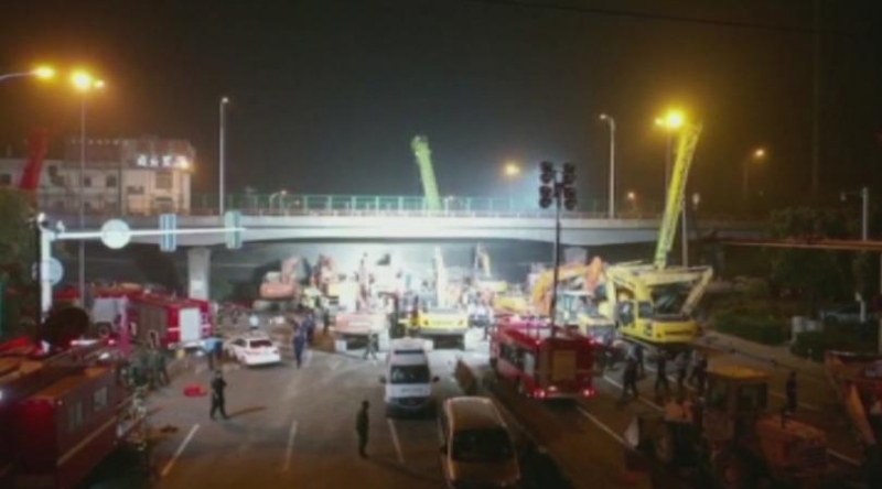 Трима души загинаха а двама бяха ранени при рухване на