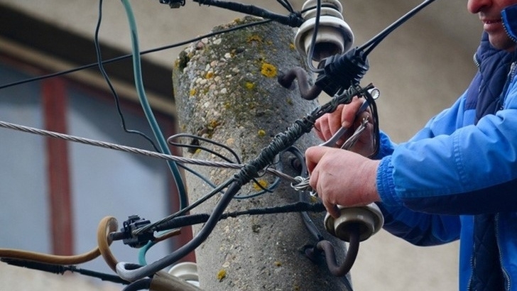 Двама са заловени да крадат ток във Врачанско съобщиха от
