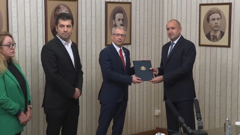 Президентът Румен Радев връчи втория мандат за съставяне на правителство