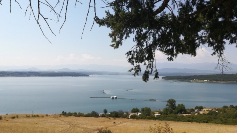 Многобройни отпадъци са се събрали по бреговете на язовир Огоста