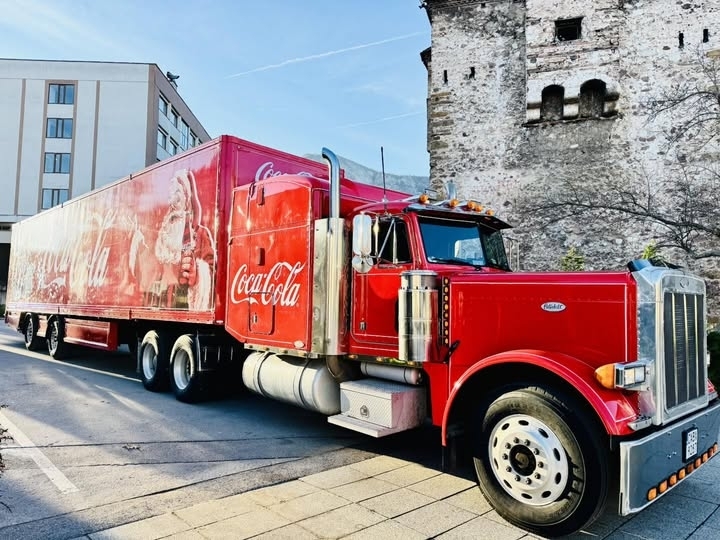 Камионът на Coca Cola пристигна във Враца съобщиха от общината Днес от