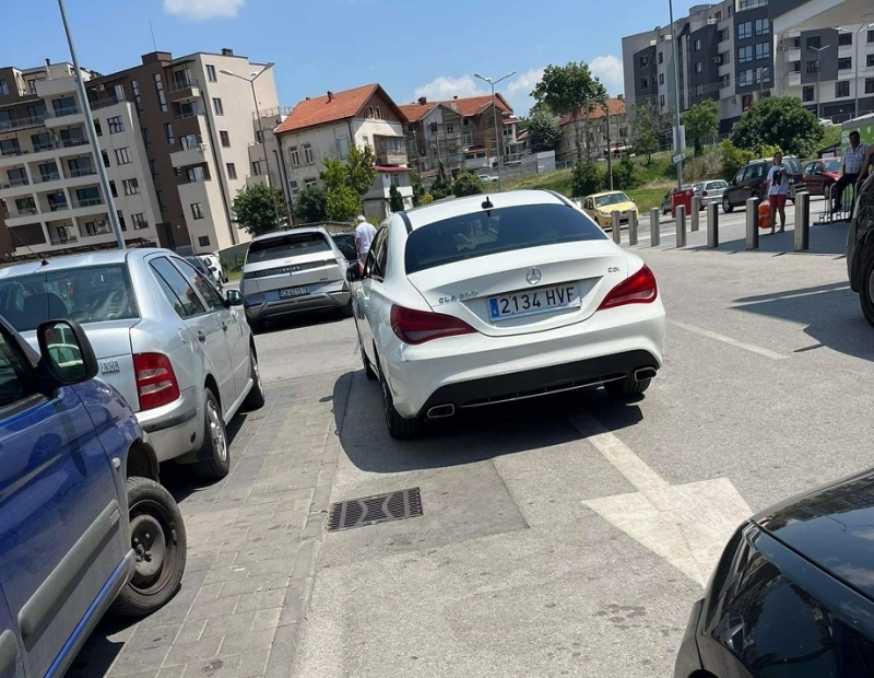 Наглост без граници! Врачани изреваха от неправилно паркиран скъп ...
