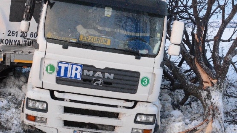 Новина в развитие! Турски ТИР е убил шофьора на снегорин край Смоляновци, Е-79 ще бъде затворен до довечера