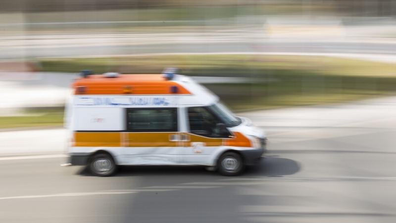 Мъж почина след като е припаднал пред изборна секция В