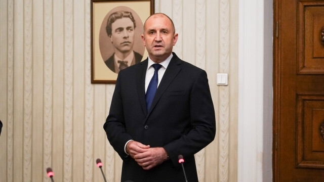Преди връчването на третия проучвателен мандат президентът Румен Радев обяви